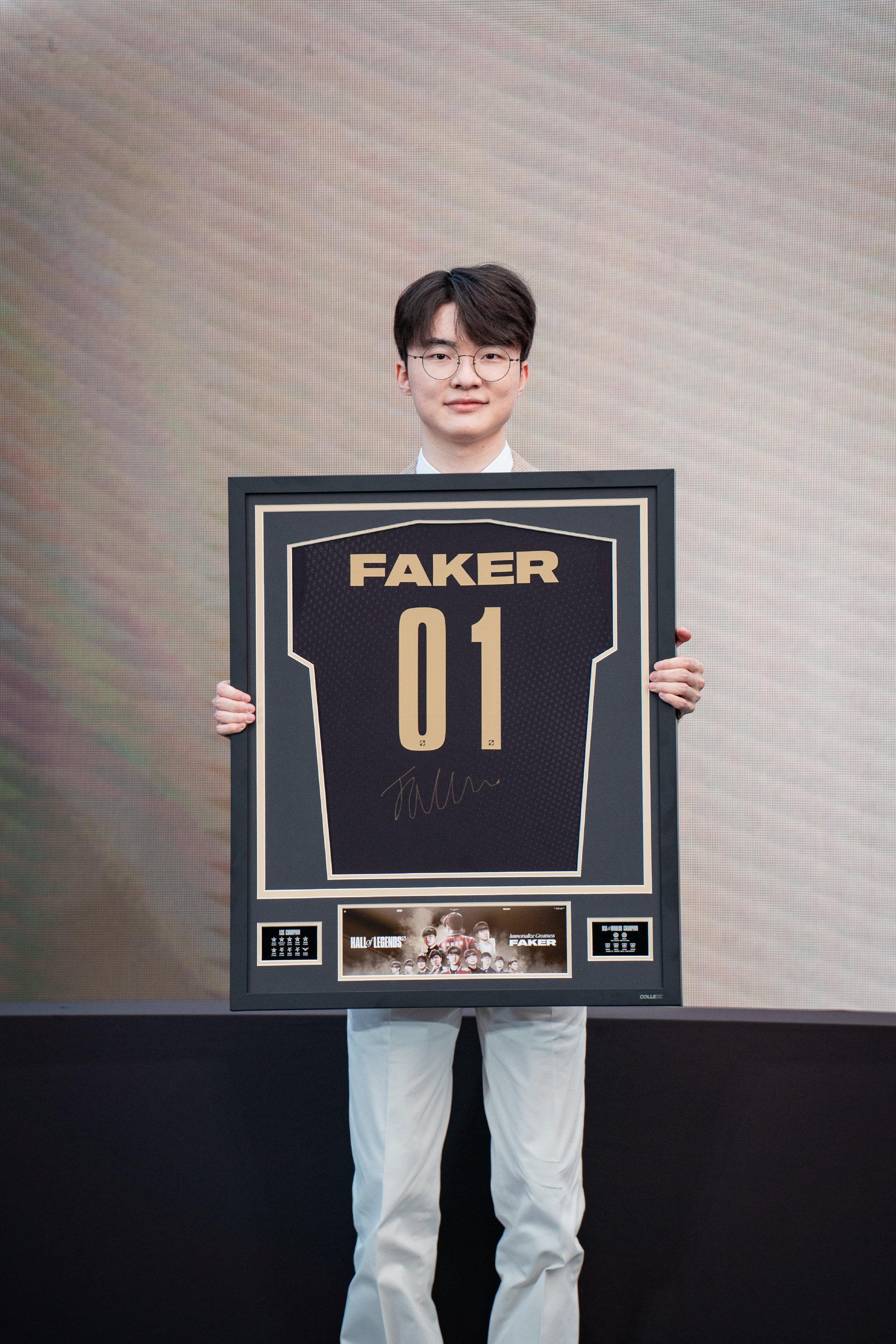 Faker问鼎冠军细节曝光(faker问鼎冠军细节曝光视频)